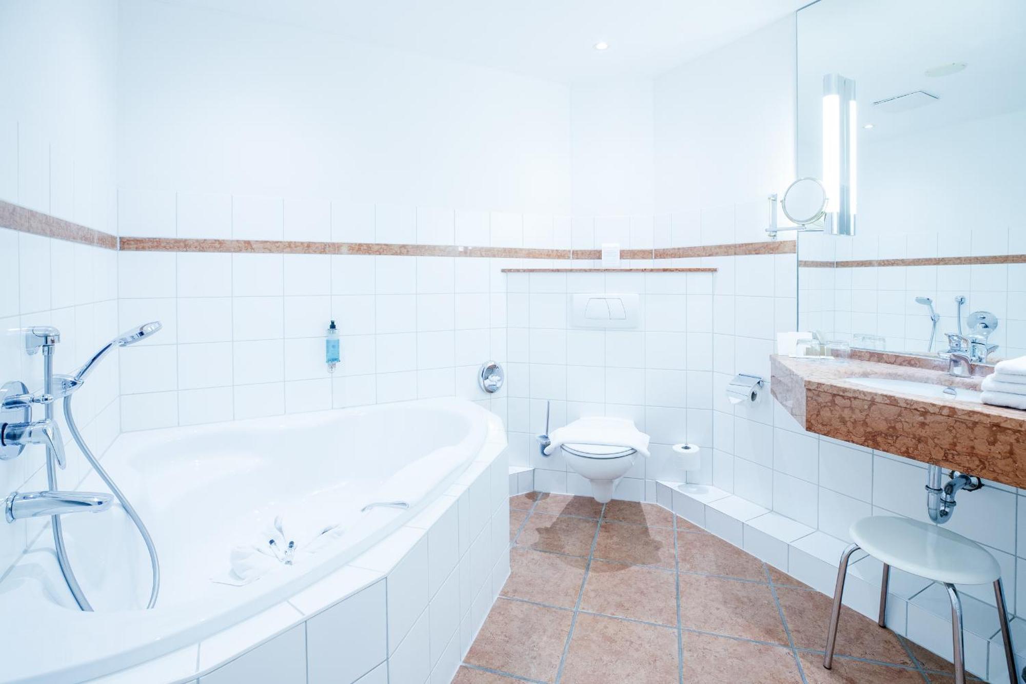 Hotel Kurhaus Am Inselsee 4*
